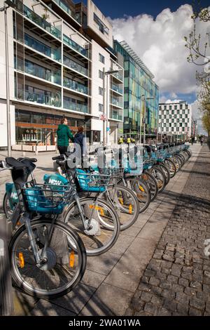 Irlanda, Dublino, Grand Canal Basin, Gallery Quay, ORA Dublinbikes noleggio biciclette Foto Stock