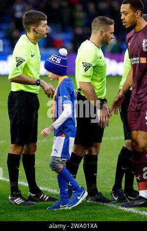 Mascotte Oldham durante la partita della Vanarama National League tra l'Oldham Athletic e l'Hartlepool United al Boundary Park, Oldham, sabato 30 dicembre 2023. (Foto: Thomas Edwards | notizie mi) Foto Stock