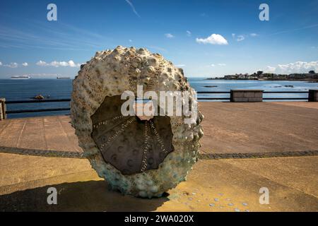 Irlanda, Dublino, Sandycove, Seafront Promenade, Sea Urchin scultura «Mothership», 1999 scultura di Rachel Joynt Foto Stock