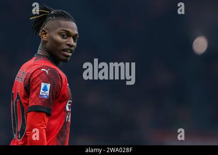 Milano, Italia. 30 dicembre 2023. Rafael Leao dell'AC Milan guarda alla partita di serie A 2023/24 tra l'AC Milan e l'US Sassuolo allo Stadio San Siro. Punteggio finale; AC Milan 1: 0 US Sassuolo. (Foto di Fabrizio Carabelli/SOPA Images/Sipa USA) credito: SIPA USA/Alamy Live News Foto Stock