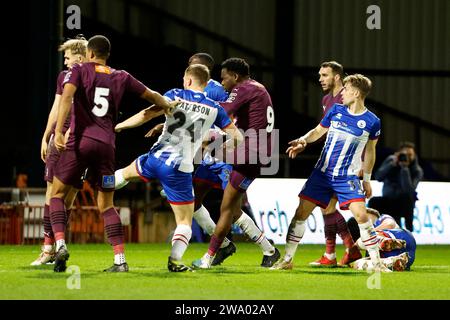 Mike Fondop dell'Oldham Athletic Association Football Club segna il secondo gol della sua squadra durante la partita di Vanarama National League tra l'Oldham Athletic e l'Hartlepool United al Boundary Park, Oldham, sabato 30 dicembre 2023. (Foto: Thomas Edwards | notizie mi) Foto Stock