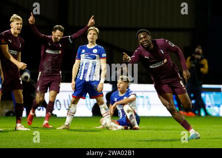 Mike Fondop dell'Oldham Athletic Association Football Club festeggia il secondo gol della sua squadra durante la partita di Vanarama National League tra l'Oldham Athletic e l'Hartlepool United al Boundary Park, Oldham, sabato 30 dicembre 2023. (Foto: Thomas Edwards | notizie mi) Foto Stock