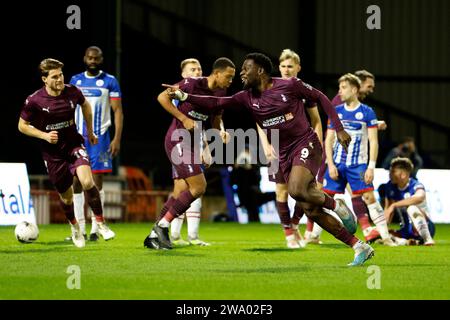 Mike Fondop dell'Oldham Athletic Association Football Club festeggia il secondo gol della sua squadra durante la partita di Vanarama National League tra l'Oldham Athletic e l'Hartlepool United al Boundary Park, Oldham, sabato 30 dicembre 2023. (Foto: Thomas Edwards | notizie mi) Foto Stock