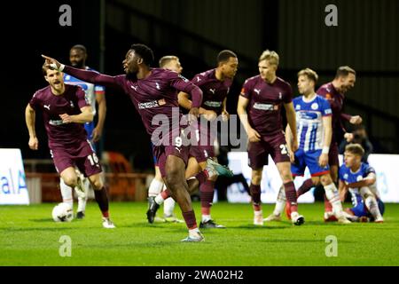 Mike Fondop dell'Oldham Athletic Association Football Club festeggia il secondo gol della sua squadra durante la partita di Vanarama National League tra l'Oldham Athletic e l'Hartlepool United al Boundary Park, Oldham, sabato 30 dicembre 2023. (Foto: Thomas Edwards | notizie mi) Foto Stock