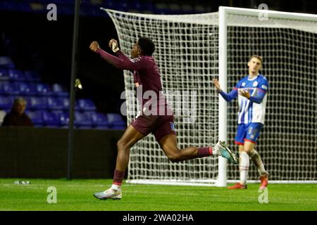 Mike Fondop dell'Oldham Athletic Association Football Club festeggia il secondo gol della sua squadra durante la partita di Vanarama National League tra l'Oldham Athletic e l'Hartlepool United al Boundary Park, Oldham, sabato 30 dicembre 2023. (Foto: Thomas Edwards | notizie mi) Foto Stock