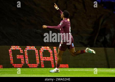 Mike Fondop dell'Oldham Athletic Association Football Club festeggia il secondo gol della sua squadra durante la partita di Vanarama National League tra l'Oldham Athletic e l'Hartlepool United al Boundary Park, Oldham, sabato 30 dicembre 2023. (Foto: Thomas Edwards | notizie mi) Foto Stock