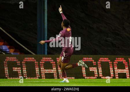 Mike Fondop dell'Oldham Athletic Association Football Club festeggia il secondo gol della sua squadra durante la partita di Vanarama National League tra l'Oldham Athletic e l'Hartlepool United al Boundary Park, Oldham, sabato 30 dicembre 2023. (Foto: Thomas Edwards | notizie mi) Foto Stock