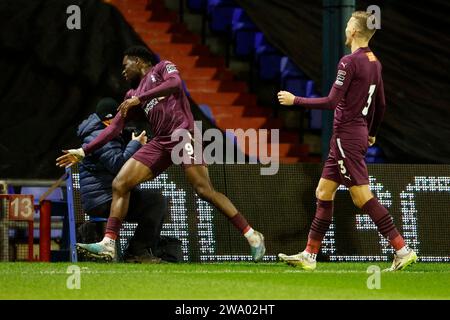 Mike Fondop dell'Oldham Athletic Association Football Club festeggia il secondo gol della sua squadra durante la partita di Vanarama National League tra l'Oldham Athletic e l'Hartlepool United al Boundary Park, Oldham, sabato 30 dicembre 2023. (Foto: Thomas Edwards | notizie mi) Foto Stock