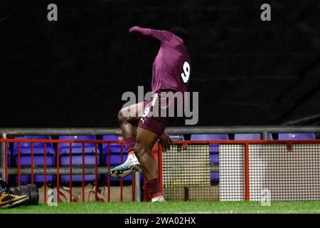 Mike Fondop dell'Oldham Athletic Association Football Club festeggia il secondo gol della sua squadra durante la partita di Vanarama National League tra l'Oldham Athletic e l'Hartlepool United al Boundary Park, Oldham, sabato 30 dicembre 2023. (Foto: Thomas Edwards | notizie mi) Foto Stock