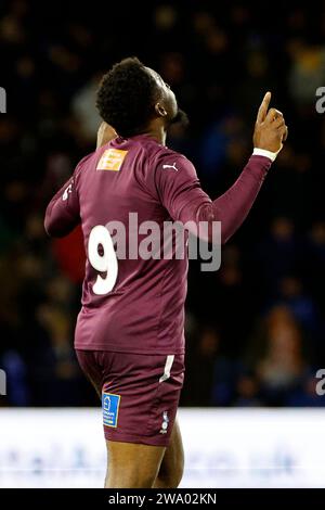 Mike Fondop dell'Oldham Athletic Association Football Club festeggia il secondo gol della sua squadra durante la partita di Vanarama National League tra l'Oldham Athletic e l'Hartlepool United al Boundary Park, Oldham, sabato 30 dicembre 2023. (Foto: Thomas Edwards | notizie mi) Foto Stock