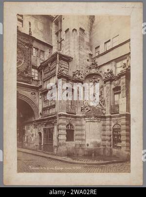 Vista all'angolo accanto a la grosse Guarda a Rouen, anonimo, 1850 - 1900 supporto fotografico. orologio di stampa in cartone per albumi. street Gros-Horloge Foto Stock