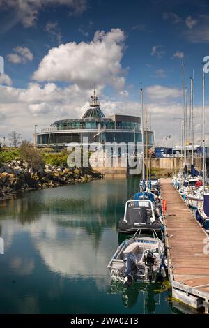 Irlanda, Dublino, Dun Laoghaire, Marina, barche ormeggiate vicino al quartier generale del Commissioner of Irish Lights Foto Stock