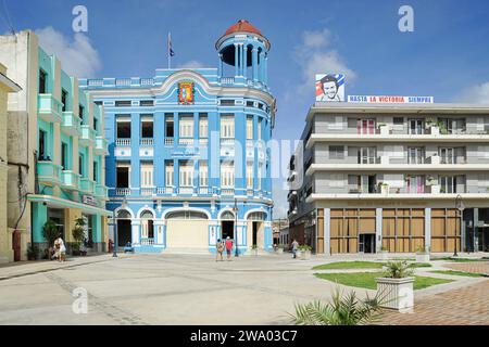 Piazza della città conosciuta come Plaza de los Trabajadores, un edificio che presenta in cima una grande fotografia di Ernesto che Guevara, famosa figura rivoluzionaria Foto Stock