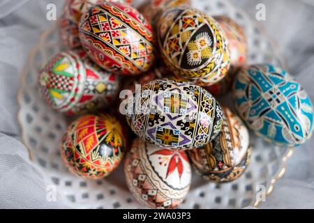 Intricate uova di Pasqua, parte dell'usanza della Romania settentrionale di colorare e dipingere la cera elaborano simboli e motivi tradizionali sulle gusci d'uovo Foto Stock
