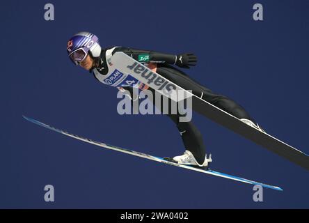 Garmisch Partenkirchen, Germania. 30 dicembre 2023. Sci nordico/salto: Coppa del mondo, grande collina, donne, qualifica, Sara Takanashi dal Giappone in azione. Credito: Karl-Josef Hildenbrand/dpa/Alamy Live News Foto Stock