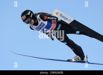 Garmisch Partenkirchen, Germania. 30 dicembre 2023. Sci nordico/salto con gli sci: Coppa del mondo, grande collina, donne, qualifica, Juliane Seyfahrt dalla Germania in azione. Credito: Karl-Josef Hildenbrand/dpa/Alamy Live News Foto Stock