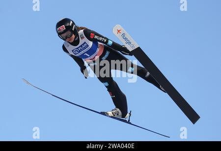 Garmisch Partenkirchen, Germania. 30 dicembre 2023. Sci nordico/salto con gli sci: Coppa del mondo, grande collina, donne, qualifica, Juliane Seyfahrt dalla Germania in azione. Credito: Karl-Josef Hildenbrand/dpa/Alamy Live News Foto Stock