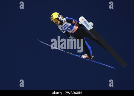 Garmisch Partenkirchen, Germania. 30 dicembre 2023. Sci nordico/salto con gli sci: Coppa del mondo, grande collina, donne, qualifica, Jenny Rautionaho dalla Finlandia in azione. Credito: Karl-Josef Hildenbrand/dpa/Alamy Live News Foto Stock