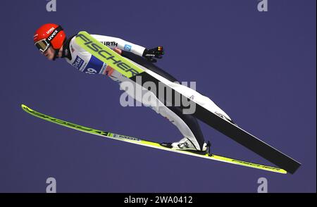 Garmisch Partenkirchen, Germania. 30 dicembre 2023. Sci nordico/salto con gli sci: Coppa del mondo, grande collina, donne, qualifica, Selina Freitag dalla Germania in azione. Credito: Karl-Josef Hildenbrand/dpa/Alamy Live News Foto Stock