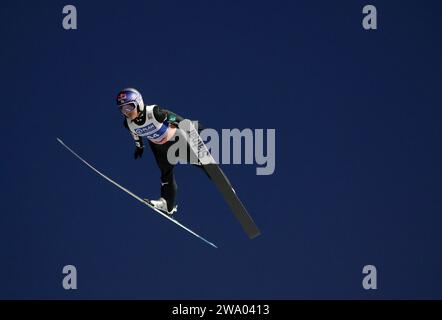 Garmisch Partenkirchen, Germania. 30 dicembre 2023. Sci nordico/salto: Coppa del mondo, grande collina, donne, qualifica, Sara Takanashi dal Giappone in azione. Credito: Karl-Josef Hildenbrand/dpa/Alamy Live News Foto Stock