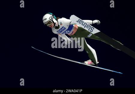 Garmisch Partenkirchen, Germania. 30 dicembre 2023. Sci nordico/salto con gli sci: Coppa del mondo, grande collina, donne, qualifica. Nica Prevc dalla Slovenia in azione. Credito: Karl-Josef Hildenbrand/dpa/Alamy Live News Foto Stock