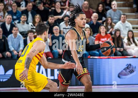 Monaco #32 Matthew Strazel e Barcellona #20 Nicolas Laprovittola sono visti in azione durante la partita tra AS Monaco e FC Barcelona alla Salle Gaston-Medecin di Monaco il 17° giorno della Turkish Airlines Euroleague. Punteggio finale; AS Monaco 91: 71 FC Barcellona. Foto Stock