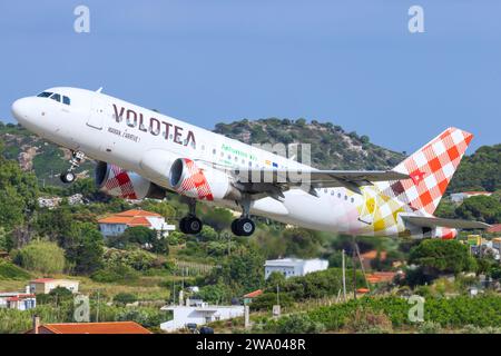 Skiathos, Grecia - 24 agosto 2023: Volotea A320 in avvicinamento all'aeroporto di Skiathos Foto Stock