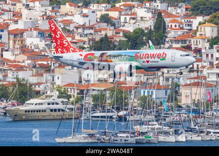 Skiathos, Grecia - 24 agosto 2023: Il SUNWEB 737 si avvicina all'aeroporto di Skiathos Foto Stock