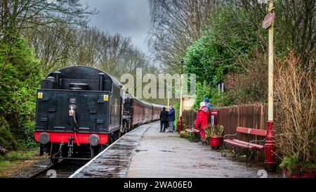 LMS Jubilee Class 6P 4-6-0 no 45690 locomotiva a vapore Leander alla stazione di Summerseat sulla East Lancashire Railway. Foto Stock