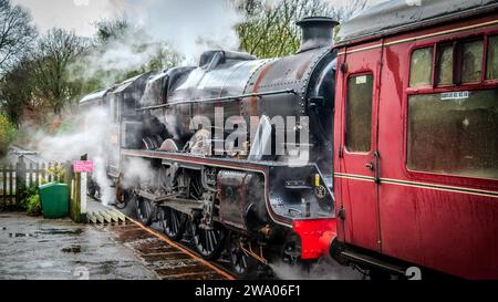 LMS Jubilee Class 6P 4-6-0 no 45690 locomotiva a vapore Leander alla stazione di Summerseat sulla East Lancashire Railway. Foto Stock