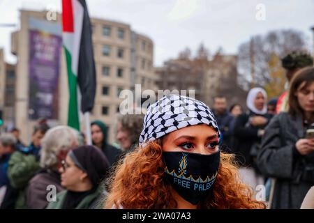 Marsiglia, Francia. 31 dicembre 2023. © Gilles Bader/le Pictorium/MAXPPP - Marsiglia 31/12/2023 manifestazione pour la palestine et Gaza porte d Aix le 31 dicembre 2023 avec des slogans contre le massacre des civils et des journalistes a Gaza credito: MAXPPP/Alamy Live News Foto Stock