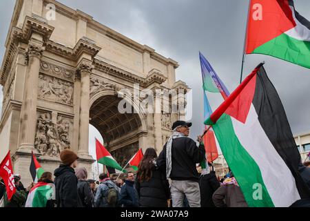 Marsiglia, Francia. 31 dicembre 2023. © Gilles Bader/le Pictorium/MAXPPP - Marsiglia 31/12/2023 manifestazione pour la palestine et Gaza porte d Aix le 31 dicembre 2023 avec des slogans contre le massacre des civils et des journalistes a Gaza credito: MAXPPP/Alamy Live News Foto Stock