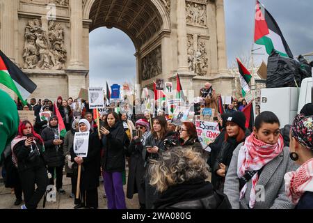 Marsiglia, Francia. 31 dicembre 2023. Gilles Bader/le Pictorium - dimostrazione a sostegno della Palestina a Marsiglia - 31/12/2023 - Francia/Bouches-du-Rhone/Marsiglia - manifestazione per la Palestina e Gaza a porte d'Aix il 31 dicembre 2023 con slogan contro il massacro di civili e giornalisti a Gaza credito: LE PICTORIUM/Alamy Live News Foto Stock