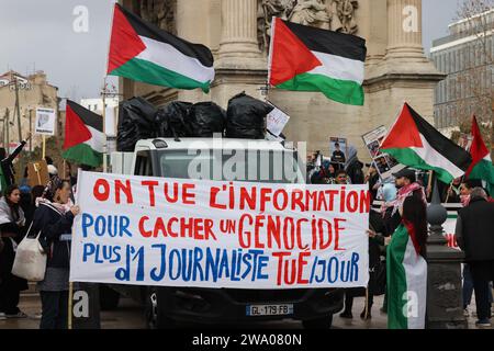 Marsiglia, Francia. 31 dicembre 2023. Gilles Bader/le Pictorium - dimostrazione a sostegno della Palestina a Marsiglia - 31/12/2023 - Francia/Bouches-du-Rhone/Marsiglia - manifestazione per la Palestina e Gaza a porte d'Aix il 31 dicembre 2023 con slogan contro il massacro di civili e giornalisti a Gaza credito: LE PICTORIUM/Alamy Live News Foto Stock