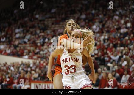 Bloomington, USA. 31 dicembre 2023. BLOOMINGTON, INDIANA - DICEMBRE 31: La guardia degli Indiana Hoosiers Sydney Parrish (33) viene fregata dall'Illinois durante una partita di basket femminile NCAA il 31 dicembre 2023 al Simon Skjodt Assembly Hall di Bloomington, Indiana. ( Credit: Jeremy Hogan/Alamy Live News Foto Stock