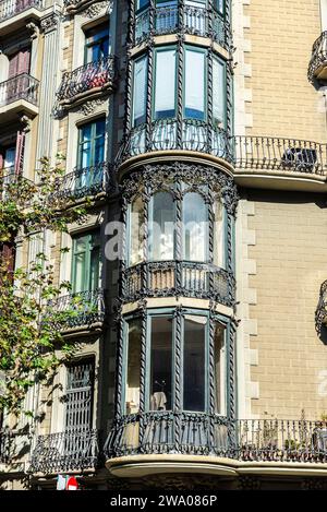 Facciata di un edificio di stile modernista a Barcellona, Catalogna, Spagna Foto Stock