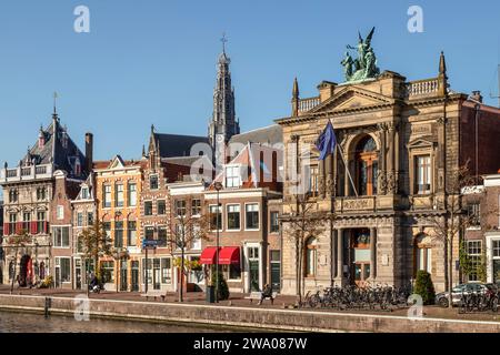Case lungo il fiume De Spaarne nella città di Haarlem. Foto Stock