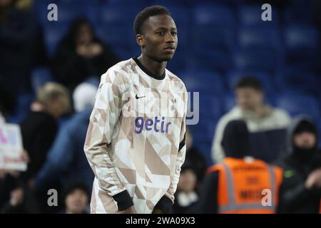 Pape Matar Sarr si riscalda prima del calcio d'inizio del Tottenham Hotspur FC allo stadio AMEX di Brighton Foto Stock