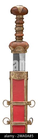 Antica spada ornata e fodero, isolata su Uno sfondo bianco Foto Stock