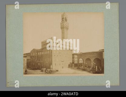 Gezicht Op Het Piazza della Signoria, Het Palazzo Vecchio EN de Loggia del Lanzi te Firenze, Italië, Fratelli Alinari, 1852 - 1890 Fotografia Firenze cartone. gli albumi cartacei stampano la vista della città in generale; 'veduta'. quadrato, luogo, circo, ecc. galleria delle sculture Palazzo Vecchio. Piazza della Signoria. Loggia dei Lanzi Foto Stock