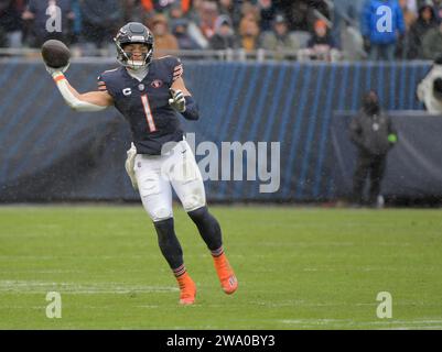 Chicago, Stati Uniti. 31 dicembre 2023. Il quarterback dei Chicago Bears Justin Fields (1) passa il pallone contro gli Atlanta Falcons al Soldier Field di Chicago domenica 31 dicembre 2023. Foto di Mark Black/UPI Credit: UPI/Alamy Live News Foto Stock