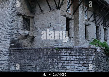 188 angolo della casa in stile ottomano, la più ricca della città, nella parte alta della città vecchia. Gjirokaster-Albania. Foto Stock