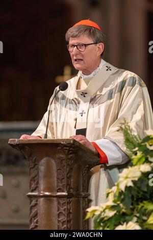 Colonia, Germania. 31 dicembre 2023. Il Cardinale Rainer Maria Woelki, Arcivescovo di Colonia, celebra la messa pontificia di fine anno nella Cattedrale di Colonia. Crediti: Thomas Banneyer/dpa/Alamy Live News Foto Stock