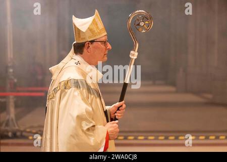 Colonia, Germania. 31 dicembre 2023. Il Cardinale Rainer Maria Woelki, Arcivescovo di Colonia, celebra la messa pontificia di fine anno nella Cattedrale di Colonia. Crediti: Thomas Banneyer/dpa/Alamy Live News Foto Stock