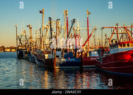 Barche da pesca commerciali, porto di New Bedford, fiume Acushnet, New Bedford, Massachusetts Foto Stock