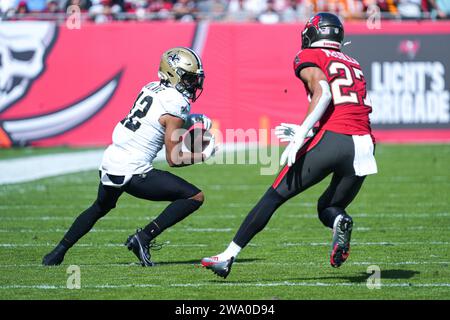 Tampa Bay, Florida, USA, 31 dicembre 2023, il wide receiver dei New Orleans Saints Chris Olave n. 12 riceve un passaggio al Raymond James Stadium. (Foto Credit: Marty Jean-Louis/Alamy Live News Foto Stock