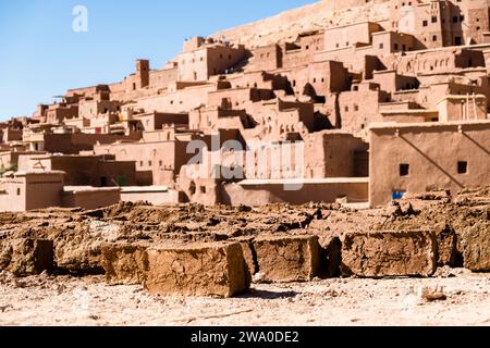 Vista ravvicinata dei mattoni di argilla rossa utilizzati per mantenere la struttura di Ait Ben Haddou, Ouarzazate, Marocco, Nord Africa Foto Stock