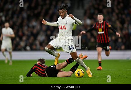 Londra, Regno Unito. 31 dicembre 2023. Destiny Udogie (Tottenham) cerca di superare David Brooks (Bournemouth) durante la partita del Tottenham V AFC Bournemouth Premier League al Tottenham Hotspur Stadium. Questa immagine è SOLO per USO EDITORIALE. Licenza richiesta dal Football DataCo per qualsiasi altro uso. Crediti: MARTIN DALTON/Alamy Live News Foto Stock