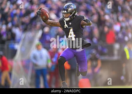 Baltimora, Stati Uniti. 31 dicembre 2023. Il wide receiver dei Baltimore Ravens Zay Flowers (4) festeggia una ricezione da 75 yard e un touchdown su corsa contro i Miami Dolphins durante il primo tempo al M&T Bank Stadium di Baltimora, Maryland, domenica 31 dicembre 2023. Foto di David Tulis/UPI credito: UPI/Alamy Live News Foto Stock