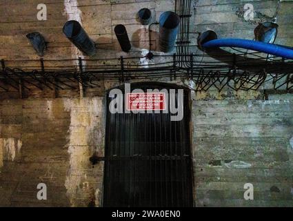 Schlesien Beobachtungspunkt des Instytut Geofizyki PAN DolnoÅlÄÖskie Obserwatorium Geofizyczne W KsiÄÖÅ¼u Institut für Geophysik der Polnischen Akademie der Wissenschaften, Niederschlesisches Geophysikalisches Observatorium in Fuerstenstein im Stollen unter dem Schloss Fuerstenstein Zamek KsiÄÖÅ¼. DAS Schloss in WaÅbrzych Waldenburg ist das groesste Schloss Schlesiens. DAS ewa 2 km lange Stollensystem gehoert zum Projekt Riese aus der Zeit des Zweiten Weltkrieges. Die Anlage unter dem Schloss Fuerstenstein sollte nach der Fertigstellung als Ersatz-Fuehrerhauptquartier fuer die Wolfsscha Foto Stock